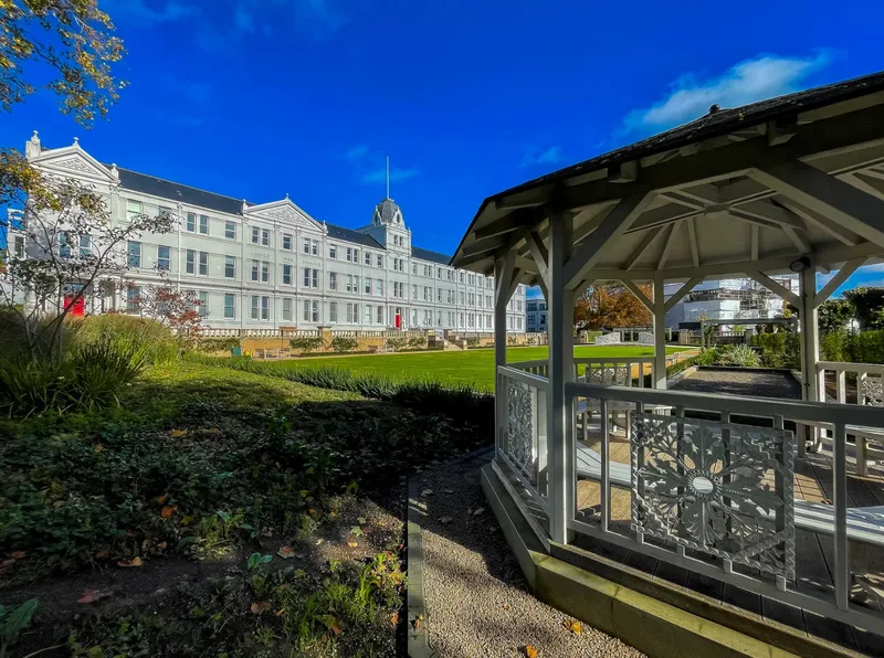 2 Bedroom Balcony Apartment with Parking — main photograph