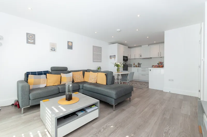 2 Bedroom Balcony Apartment with Parking — photograph 5