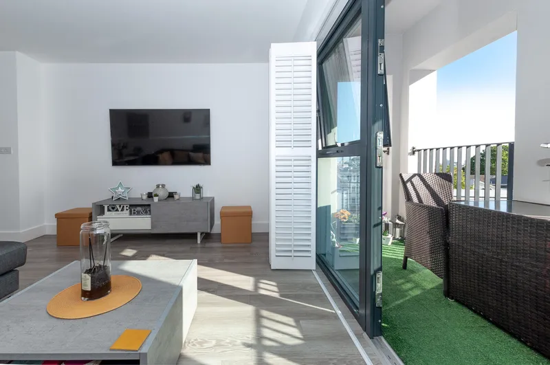 2 Bedroom Balcony Apartment with Parking — photograph 2