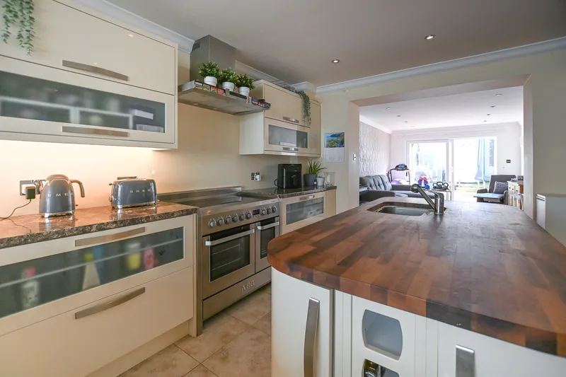 3 Bedroom House, St Helier — photograph 9