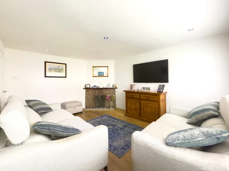 5 Bedroom House, St Clement — photograph 10