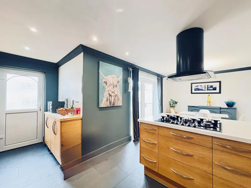 3 Bedroom House with Garages & Workshop — photograph 6