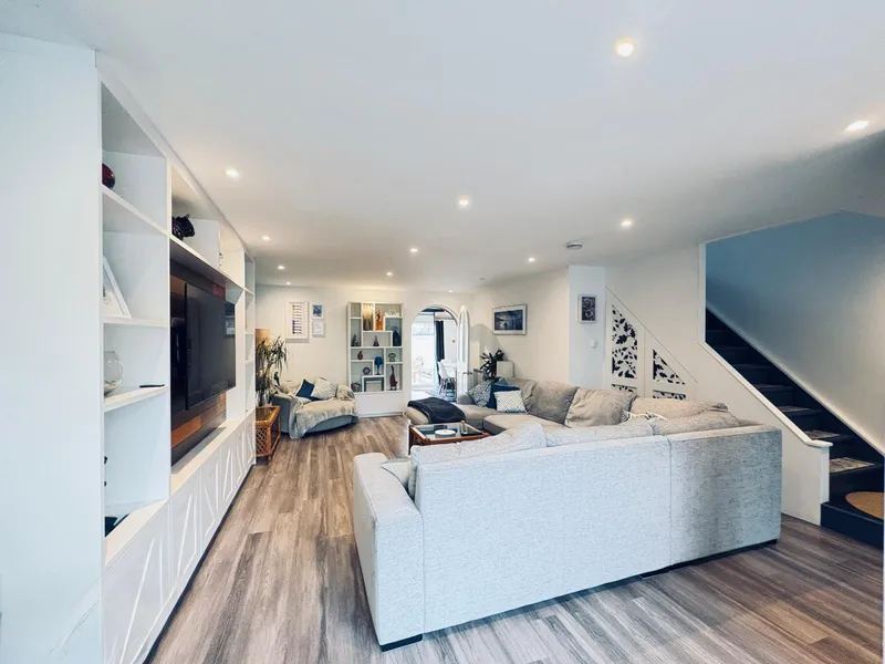 3 Bedroom House with Garages & Workshop — photograph 8