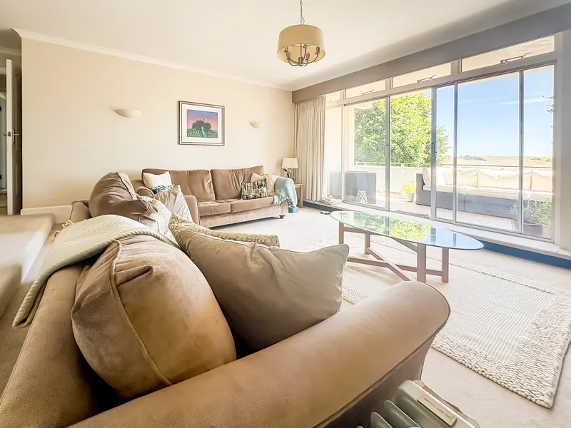3 Bedroom Apartment, Grouville — photograph 8