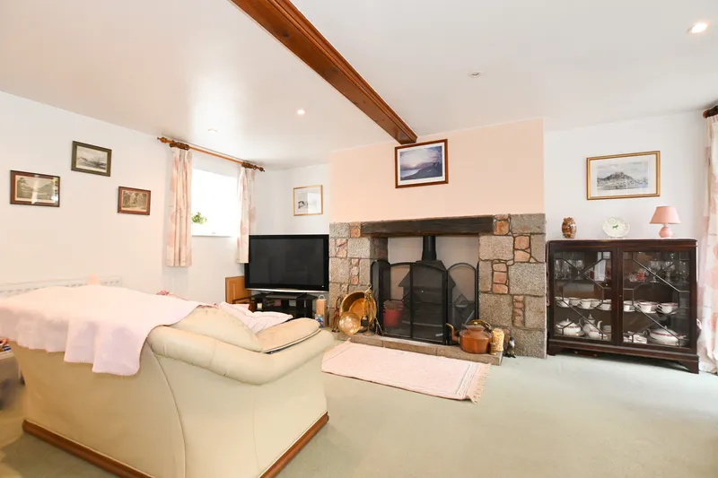 3 Bedroom Granite House, Grouville — photograph 3