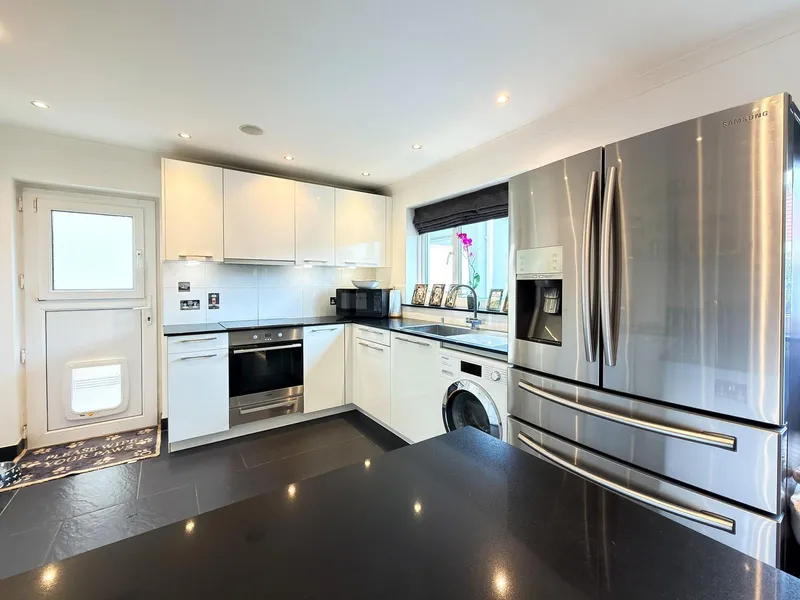 Detached 3/4 Bedroom House with Garage & Workshop, St Ouen — photograph 6