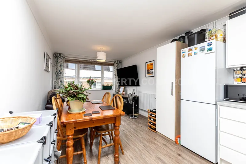 SPACIOUS 1 BED FLAT, St Helier — photograph 3