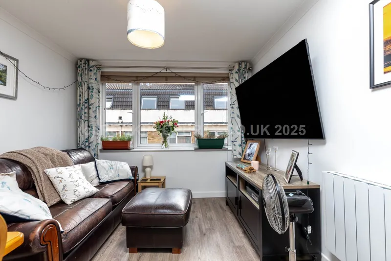 SPACIOUS 1 BED FLAT, St Helier — photograph 4