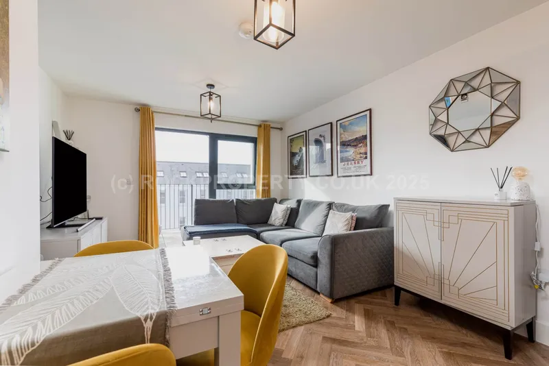 1 Bed + Sunny S/F Balcony, College Gardens, La Pouquelaye — photograph 5