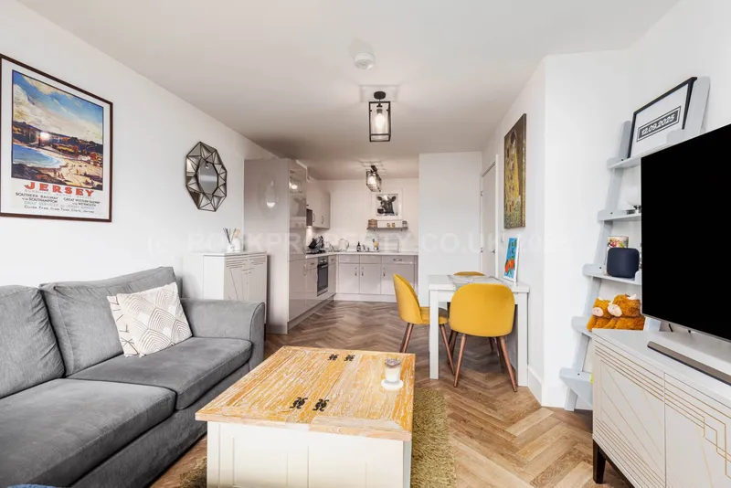 1 Bed + Sunny S/F Balcony, College Gardens, La Pouquelaye — photograph 6