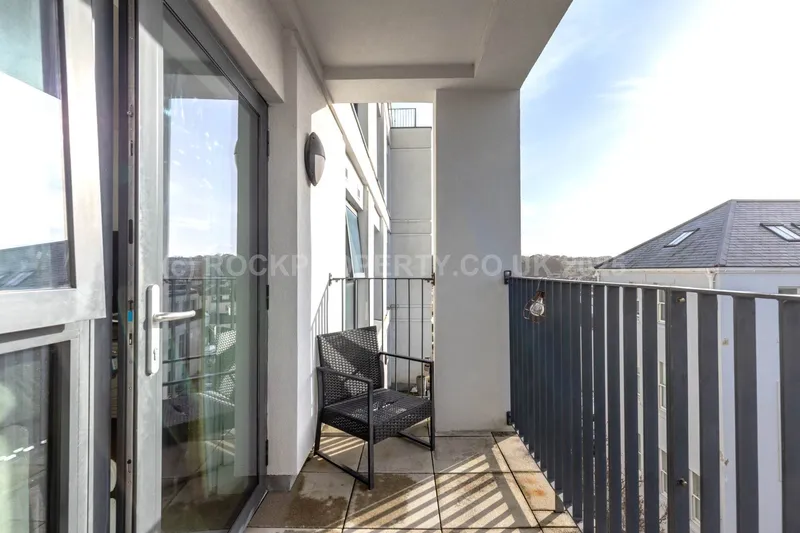 1 Bed + Sunny S/F Balcony, College Gardens, La Pouquelaye — photograph 2