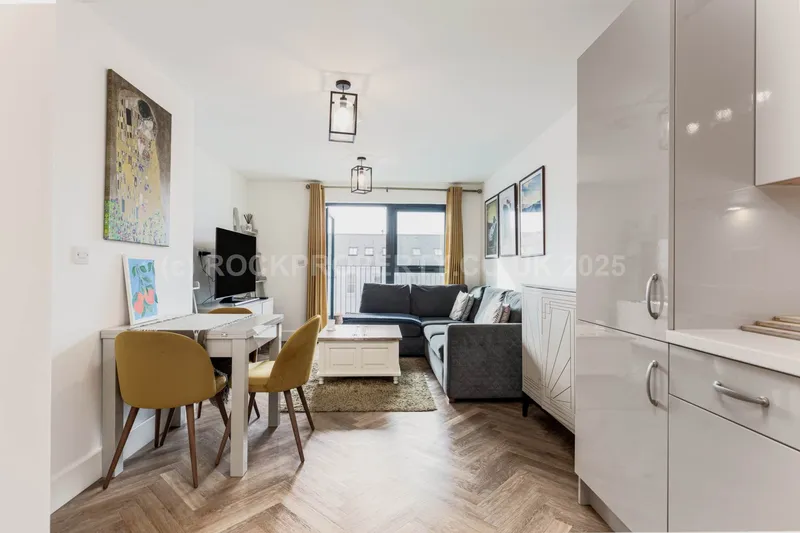 1 Bed + Sunny S/F Balcony, College Gardens, La Pouquelaye — photograph 9