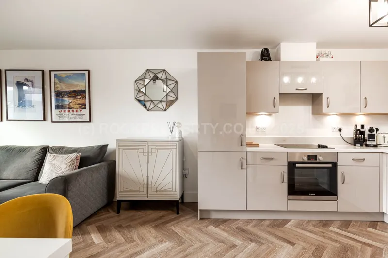 1 Bed + Sunny S/F Balcony, College Gardens, La Pouquelaye — photograph 8