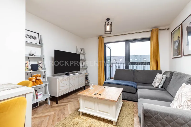 1 Bed + Sunny S/F Balcony, College Gardens, La Pouquelaye — photograph 3