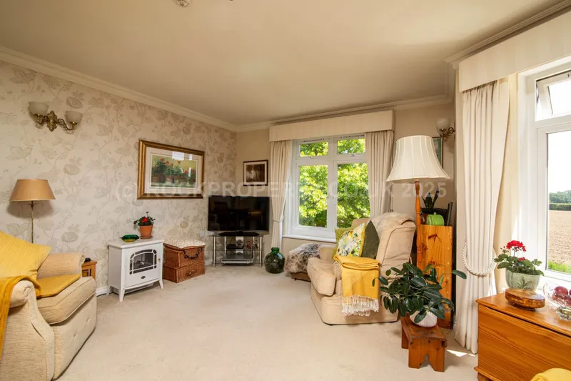 SUPERB 2 BED APARTMENT, Oaklands Manor, Rural St Saviour — photograph 8