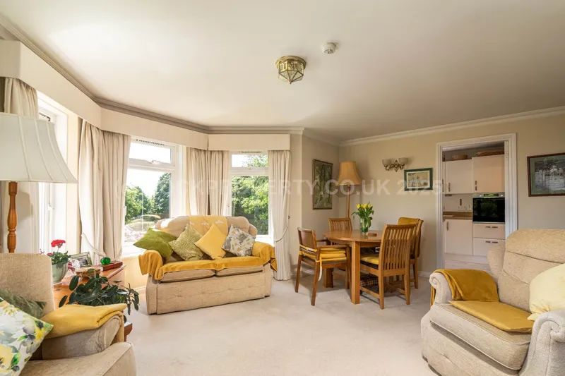 SUPERB 2 BED APARTMENT, Oaklands Manor, Rural St Saviour — photograph 6