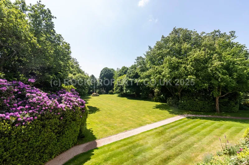 SUPERB 2 BED APARTMENT, Oaklands Manor, Rural St Saviour — photograph 3