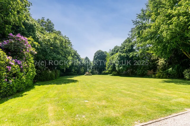 SUPERB 2 BED APARTMENT, Oaklands Manor, Rural St Saviour — photograph 2