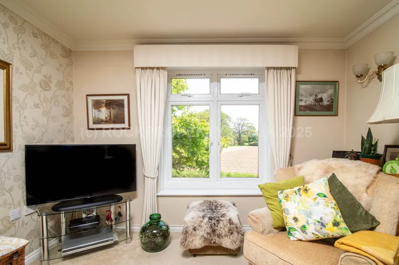SUPERB 2 BED APARTMENT, Oaklands Manor, Rural St Saviour — photograph 9
