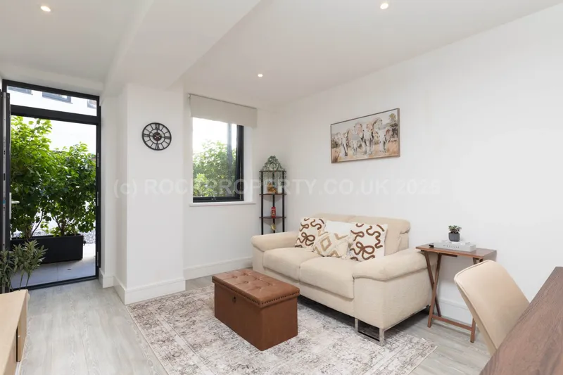 Immaculate 1 Bed Garden Flat, The Soane, St Helier — photograph 10