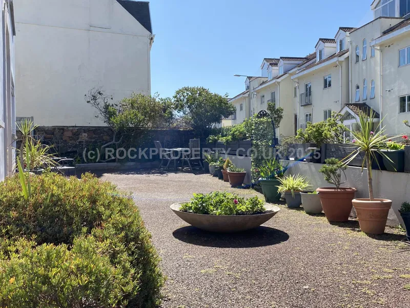 Large 2 Bedroom Flat + Parking, First Tower, St Helier — photograph 2