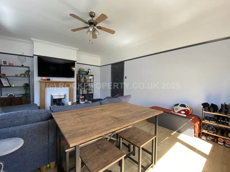 Large 2 Bedroom Flat + Parking, First Tower, St Helier — photograph 8