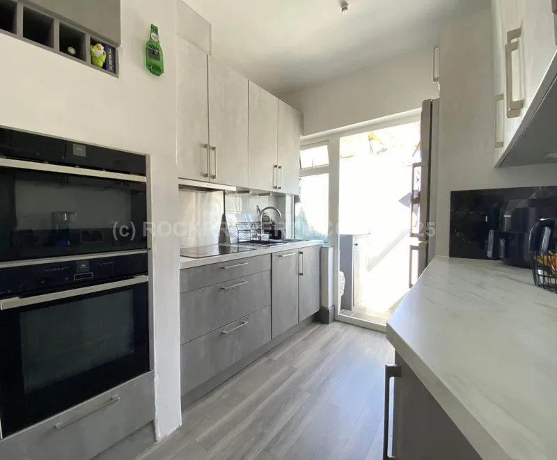 Large 2 Bedroom Flat + Parking, First Tower, St Helier — photograph 5