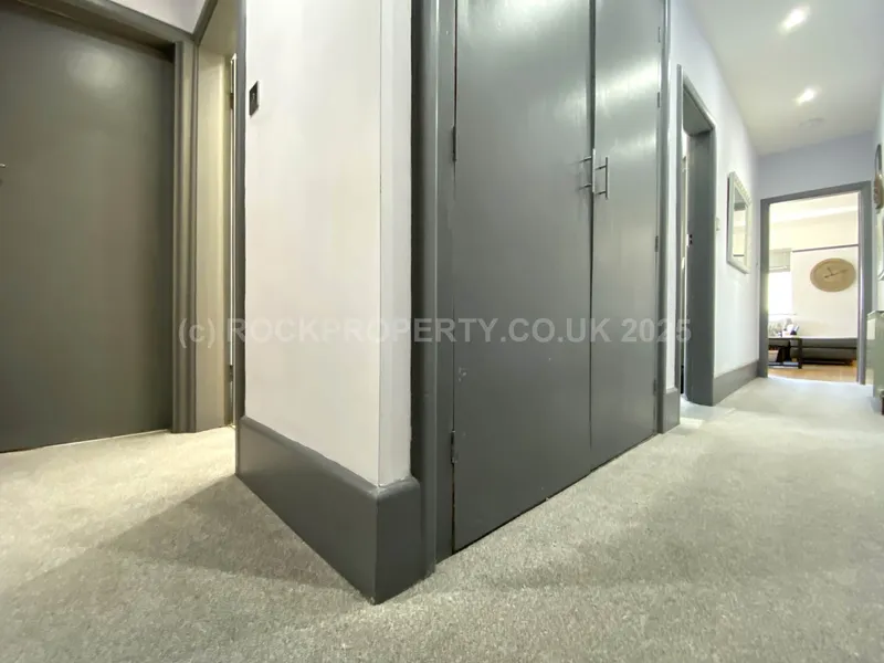 Large 2 Bedroom Flat + Parking, First Tower, St Helier — photograph 3