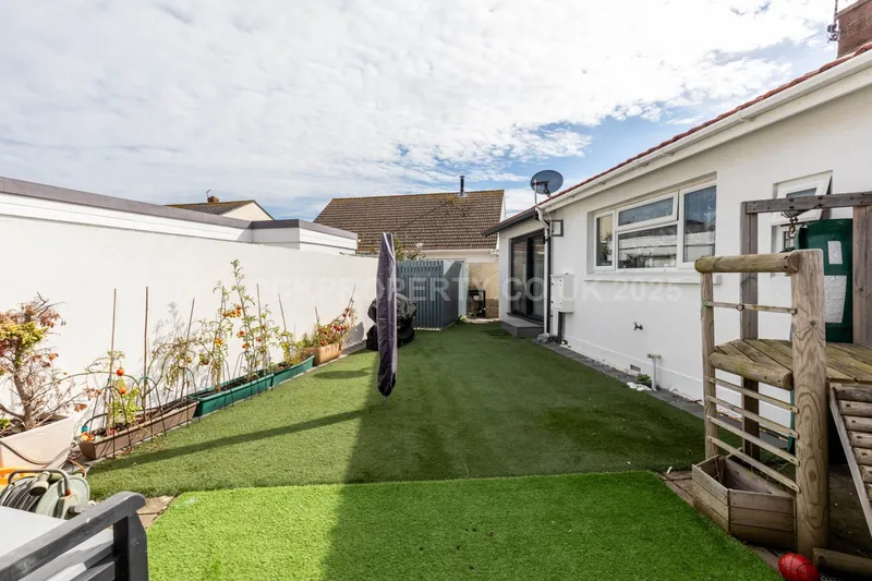 Detached 3 Bed 2 Bath Bungalow, Victoria Road, St Saviour — photograph 4