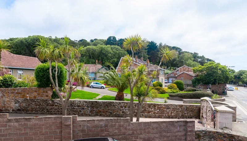 2 Double Beds / Dual Aspect / Parking, Leighton Court, St Aubin's Inner Rd — photograph 2