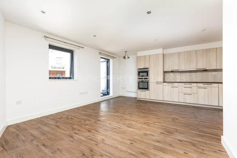 LARGE 2 BED + BALCONY, Saviours Place, Town Outskirts — photograph 9