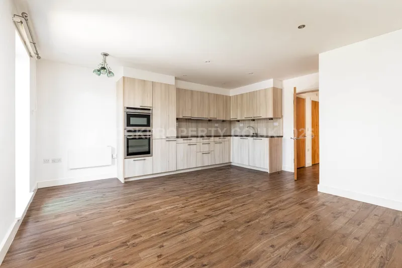 LARGE 2 BED + BALCONY, Saviours Place, Town Outskirts — photograph 8