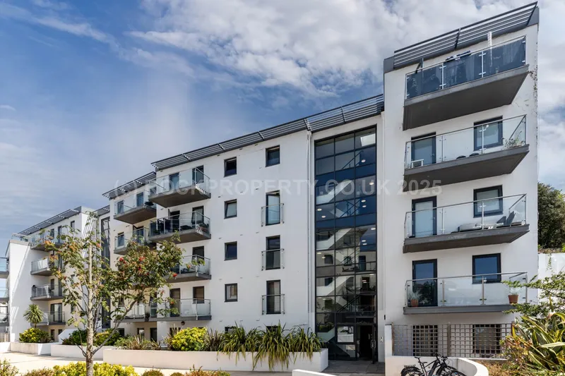 LARGE 2 BED + BALCONY, Saviours Place, Town Outskirts — photograph 2