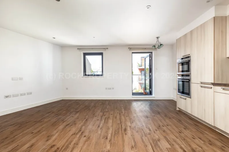 LARGE 2 BED + BALCONY, Saviours Place, Town Outskirts — photograph 7