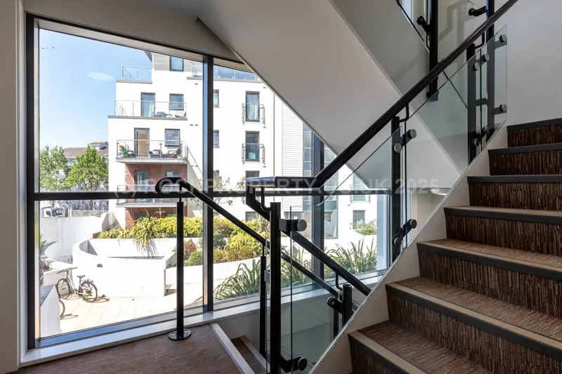 LARGE 2 BED + BALCONY, Saviours Place, Town Outskirts — photograph 5