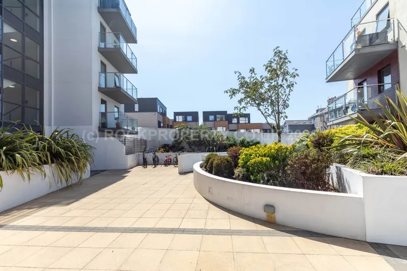 LARGE 2 BED + BALCONY, Saviours Place, Town Outskirts — photograph 3
