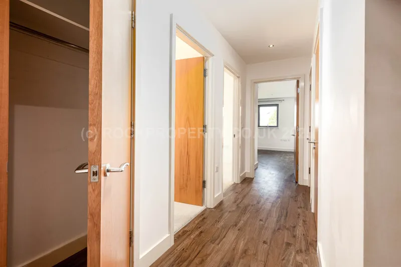 LARGE 2 BED + BALCONY, Saviours Place, Town Outskirts — photograph 6