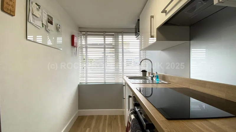 Top Floor 1 Bed Flat, Windsor Terrace, St Mark's Rd — photograph 5