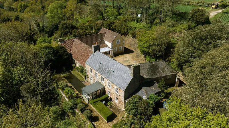 Les Charrieres — main photograph