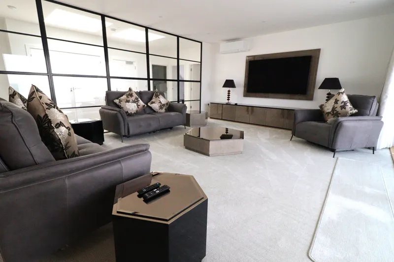 Luxury penthouse apartment with sea views — photograph 5