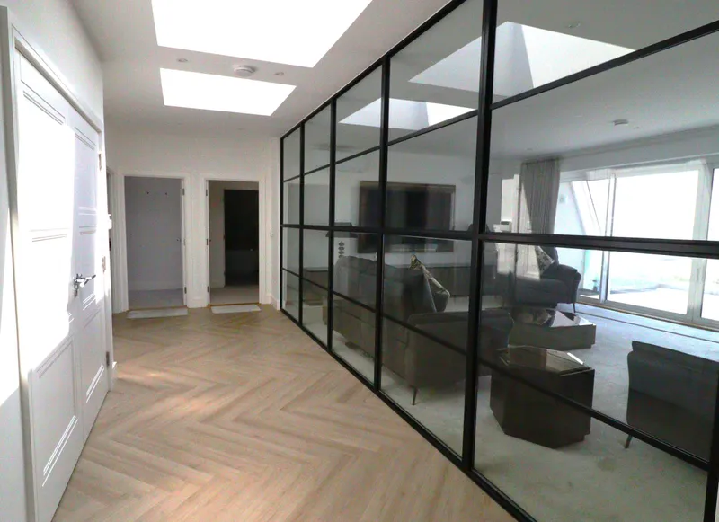 Luxury penthouse apartment with sea views — photograph 4