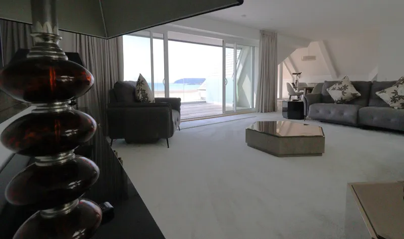 Luxury penthouse apartment with sea views — photograph 7