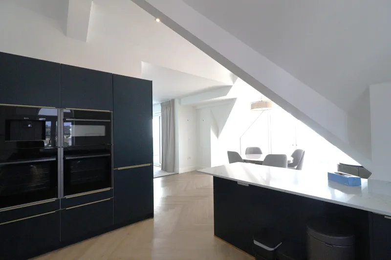 Luxury penthouse apartment with sea views — photograph 10