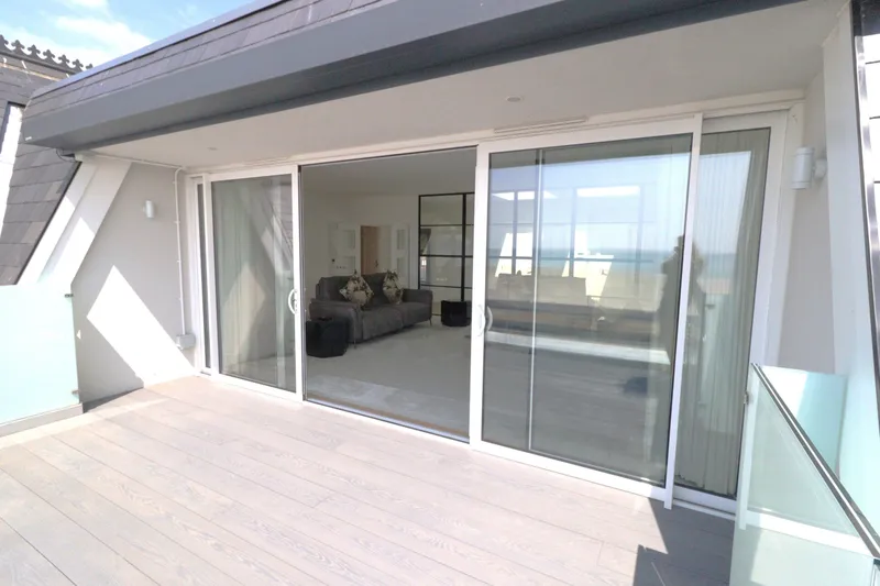 Luxury penthouse apartment with sea views — photograph 9