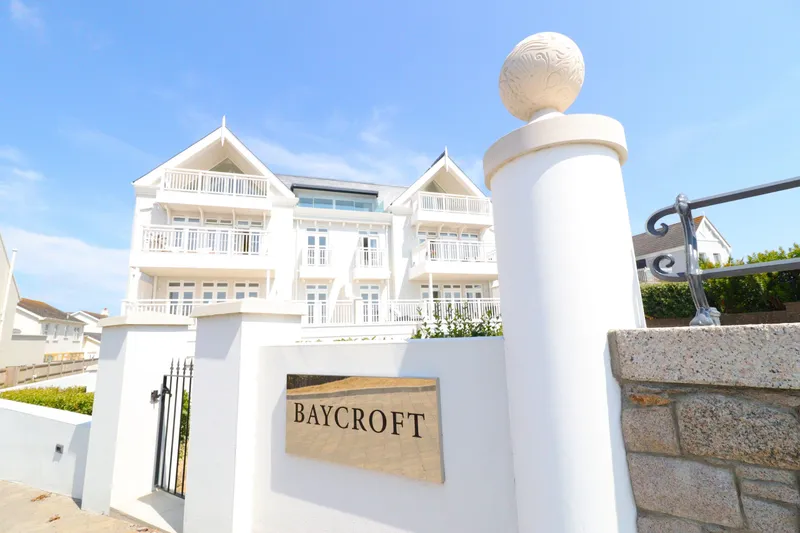 Luxury penthouse apartment with sea views — photograph 2