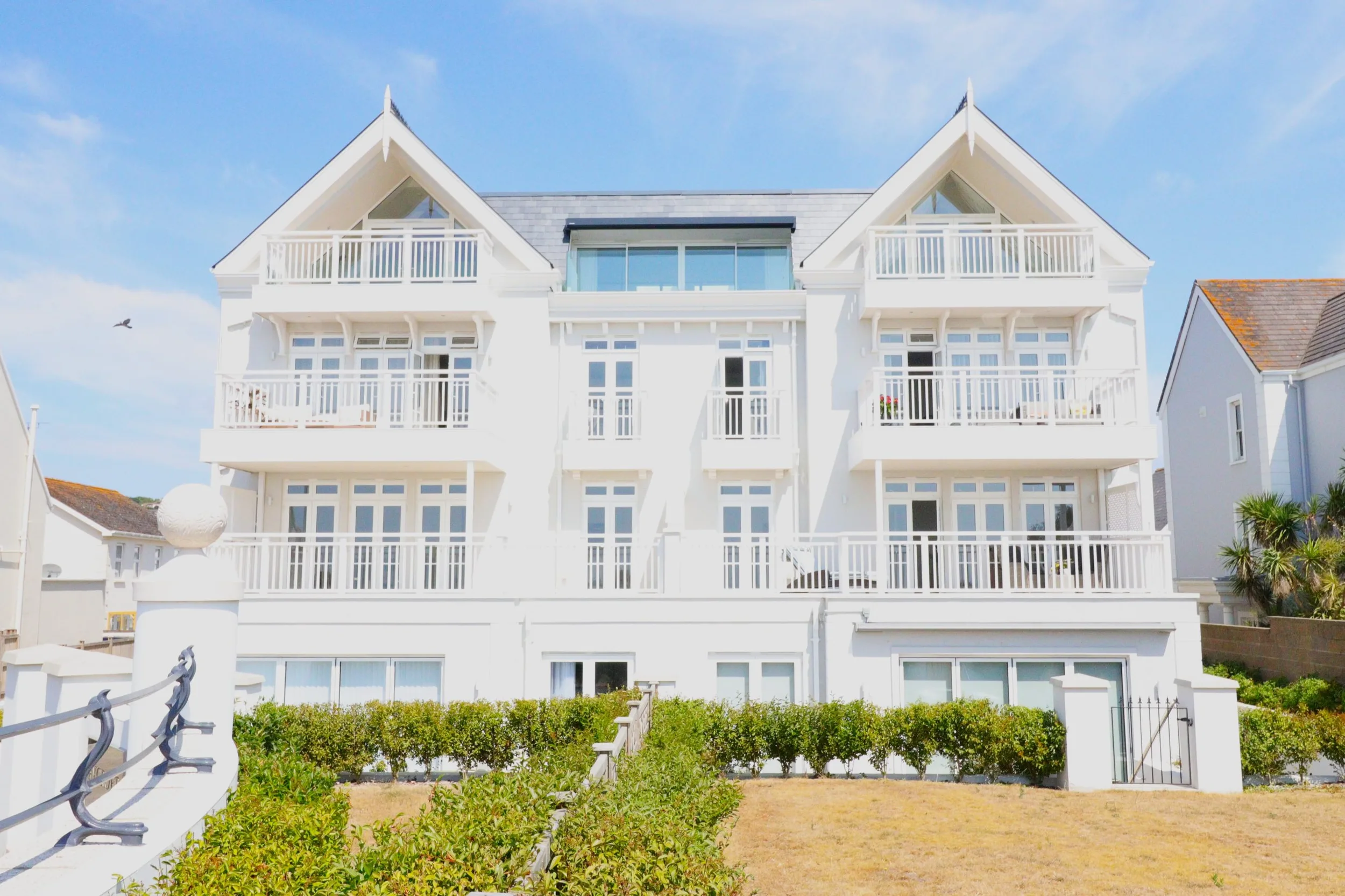 Luxury penthouse apartment with sea views — photograph 1