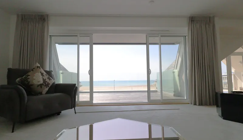 Luxury penthouse apartment with sea views — photograph 8