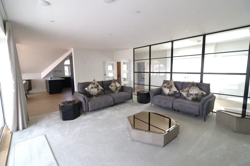 Luxury penthouse apartment with sea views — photograph 6