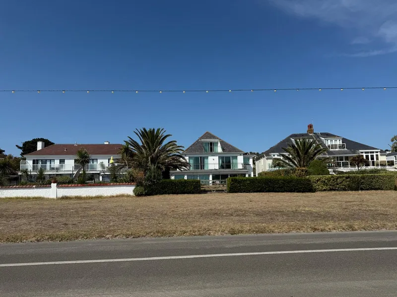Stunning seafront location – 6 bedroom detached property — photograph 6