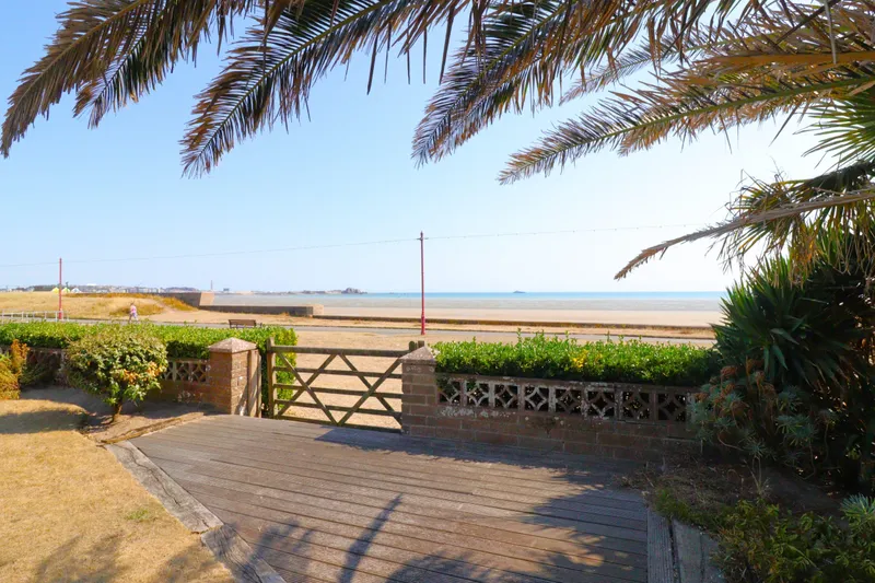 Stunning seafront location – 6 bedroom detached property — photograph 4